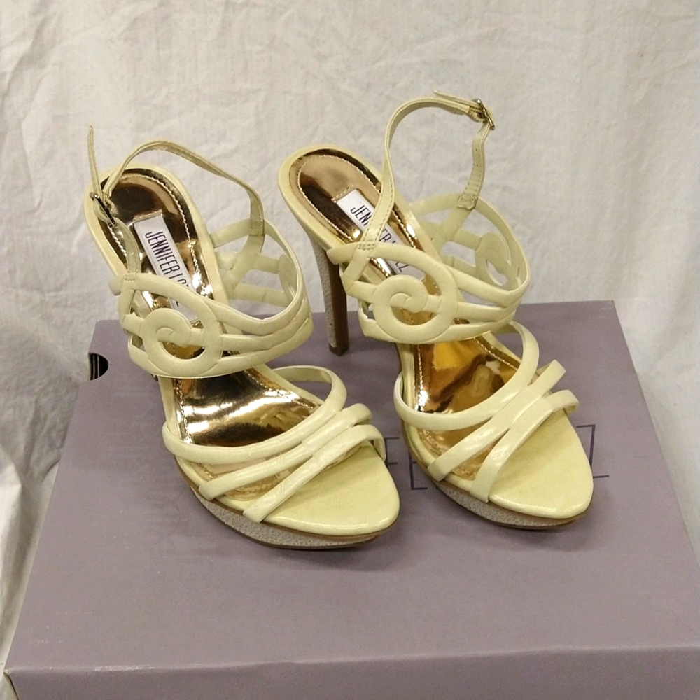 Jennifer Lopez • ivory and gold platform pumps